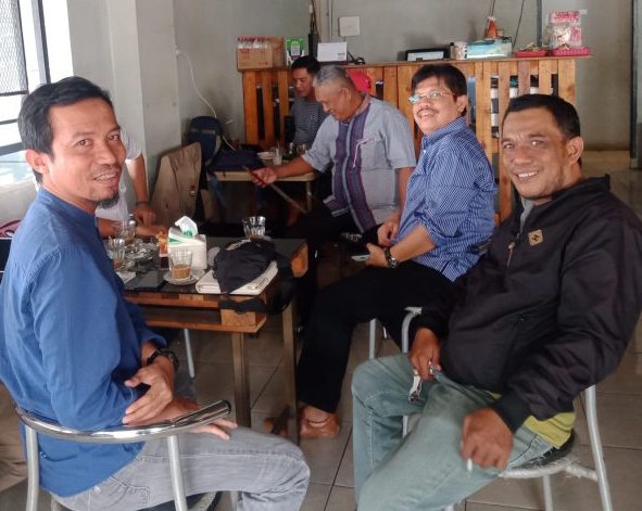 FOTO: Bacalon Pincam Biringkanaya Mansyar atau Ancha (Jaket hitam) bersama Pimlur Laikang Andi Ramli Tahir ketiga dari kanan saat melakukan pertemuan di Warkopale kompleks SMK Darussalam, tulis dia. Jumat, (10/12).